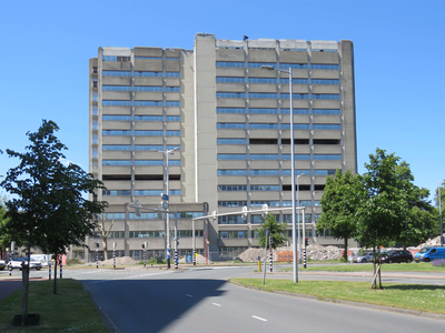 844292 Gezicht op het voormalige Centraal Belastingkantoor (Gerbrandystraat 20) te Utrecht, dat gesloopt wordt, vanaf ...